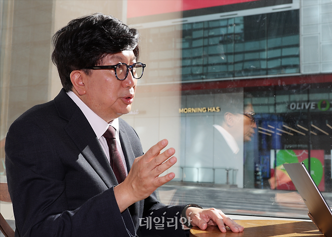 신율 명지대 정치외교학과 교수가 5일 오후 서울 마포구의 한 카페에서 데일리안과 인터뷰를 하고 있다. ⓒ데일리안 홍금표 기자