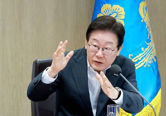 이재명 대통령이 지난달 29일 서울 용산 대통령실 청사에서 열린 국무회의에서 참석자들과 토론을 하고 있다. ⓒ뉴시스