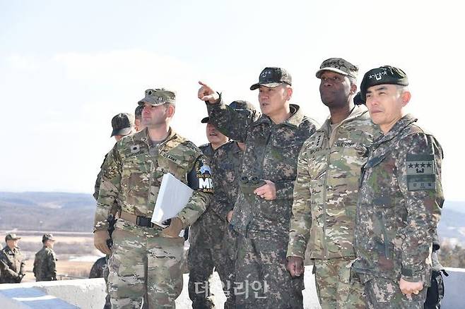 지난 2월 제이비어 브런슨 유엔사·연합사·주한미군사령관이 김명수 합참의장과 함께 판문점 JSA를 방문해 적 도발 대비 작전태세를 점검하고 있다. ⓒ합동참모본부