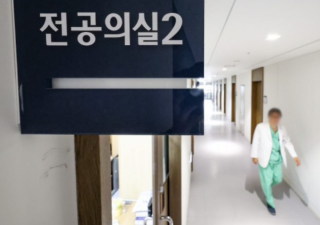 서울 종로구 서울대병원 전공의실 앞 복도를&nbsp;의료진이 지나가고 있다. 연합뉴스 제공.