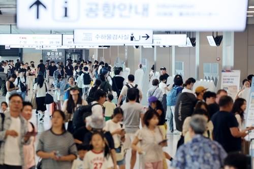 여름 휴가철이 시작된 지난달 25일 서울 김포공항이 여행객으로 북적이고 있다. 연합뉴스