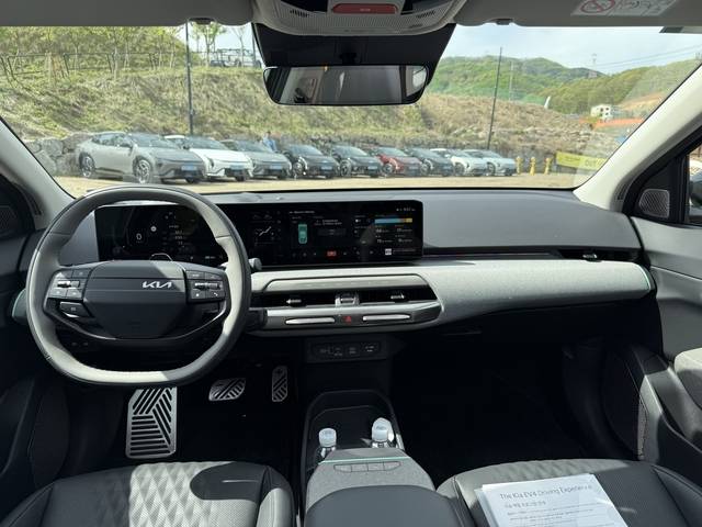 기아 EV4 1열 모습