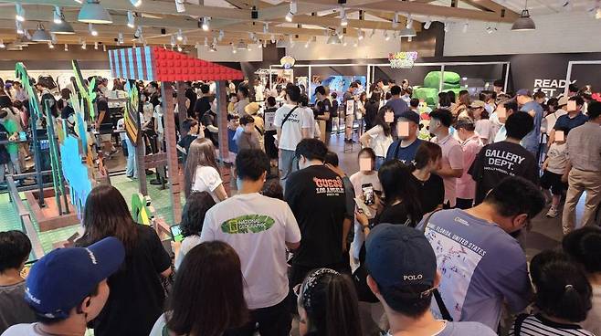 판교 현대 백화점에 위치한 로블록스 팝업스토어의 모습