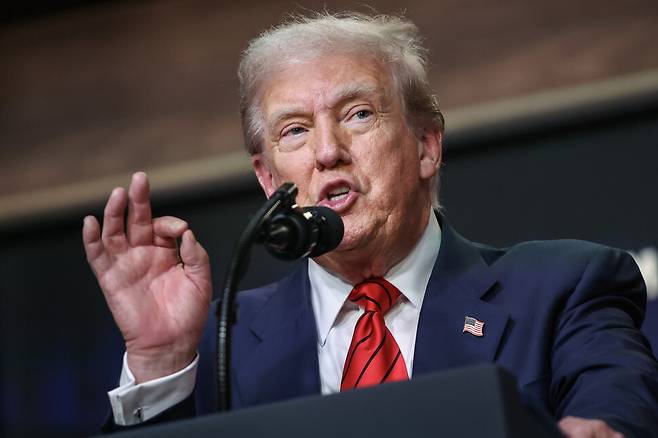 도널드 트럼프 미국 대통령이 5일 미국 워싱턴 백악관에서 2028 로스앤젤레스 올림픽을 관장하는 테스크포스를 만드는 행정명령에 서명한 뒤 취재진의 질문에 답하고 있다. UPI 연합뉴스