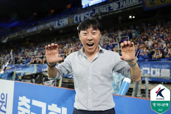 Shin Tae -yong, coach of Ulsan HD, is taking a tiger pose after winning the game with Jeju SK held on the 9th. Korea Professional Football Federation provided