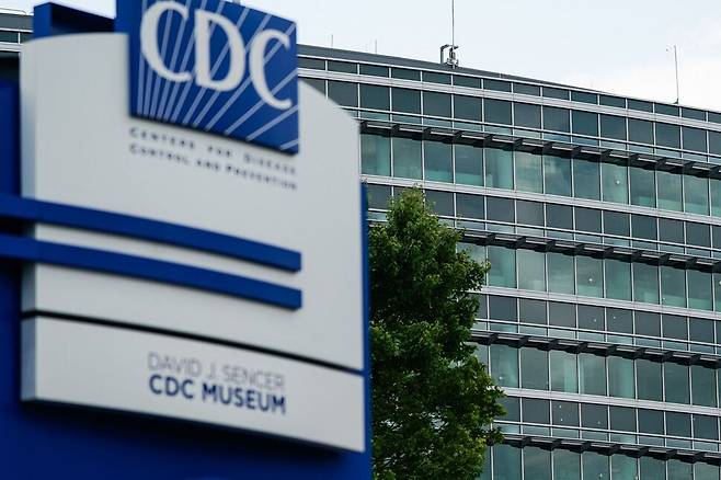 미국 조지아주 애틀랜타에 있는 미국 질병통제예방센터(CDC) 본부 건물 창문에 총탄 자국이 보인다. AFP연합뉴스