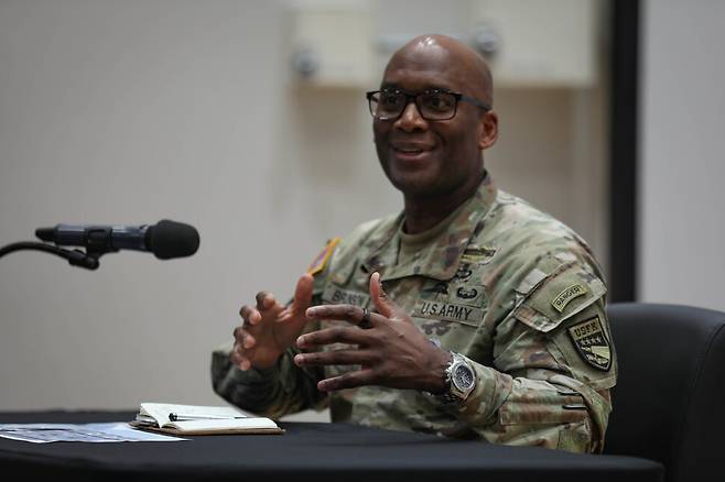 제이비어 브런슨 주한미군사령관이 지난 8일 경기 평택 캠프 험프리스에서 국방부 출입기자들과 인터뷰를 하고 있다. 주한미군사령부 제공