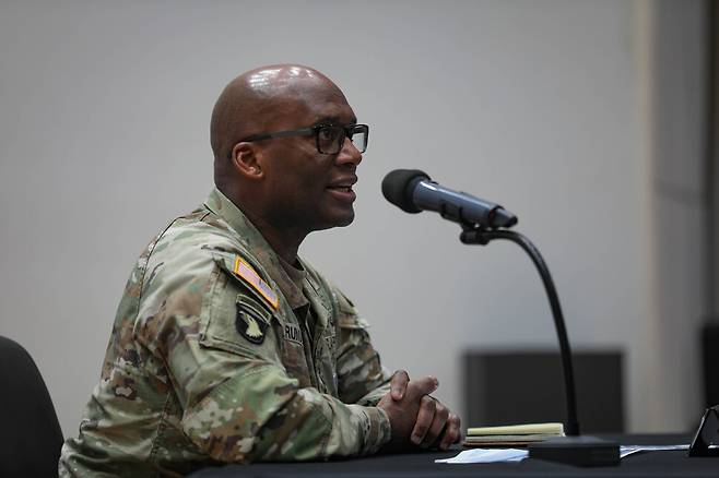 제이비어 브런슨 주한미군사령관이 지난 8일 경기 평택 캠프 험프리스에서 국방부 출입기자들과 인터뷰를 하고 있다. 주한미군사령부 제공