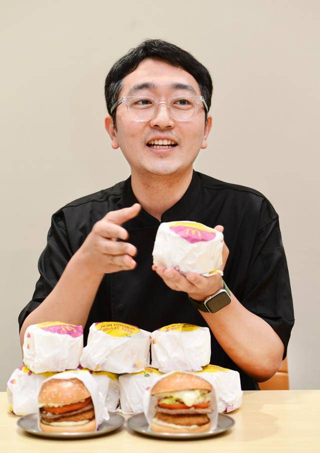한국맥도날드 익산 고구마 모짜렐라 버거 메뉴개발팀의 이충희 컨설턴트가 개발 과정에 대해 설명하고 있다. 한국맥도날드 제공