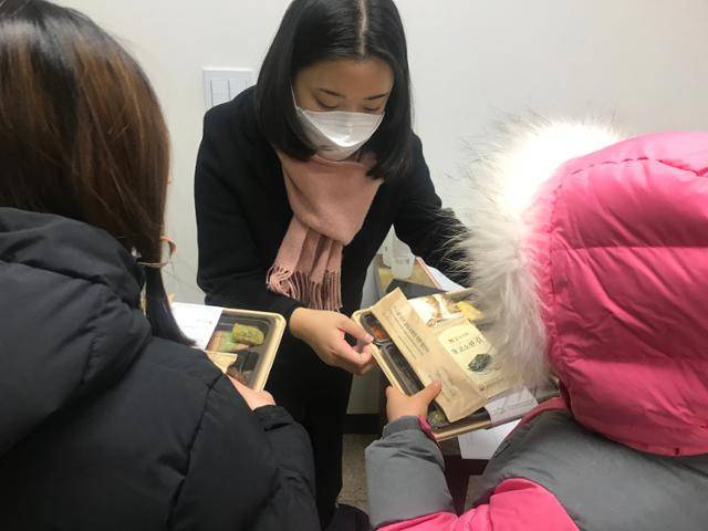 김희라씨가 현역 사회복지사로 일하던 2021년 1월 방학을 맞은 맞벌이 가정 아동들에게 점심 도시락을 나눠주고 있다. 김희라씨 제공