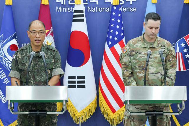 이성준(왼쪽) 합동참모본부 공보실장과 라이언 도널드 유엔사·연합사·주한미군사 공보실장이 7일 서울 용산구 국방부 브리핑룸에서 25년 을지 자유의 방패(UFS) 연습 한미 공동브리핑을 하고 있다. 사진공동취재단