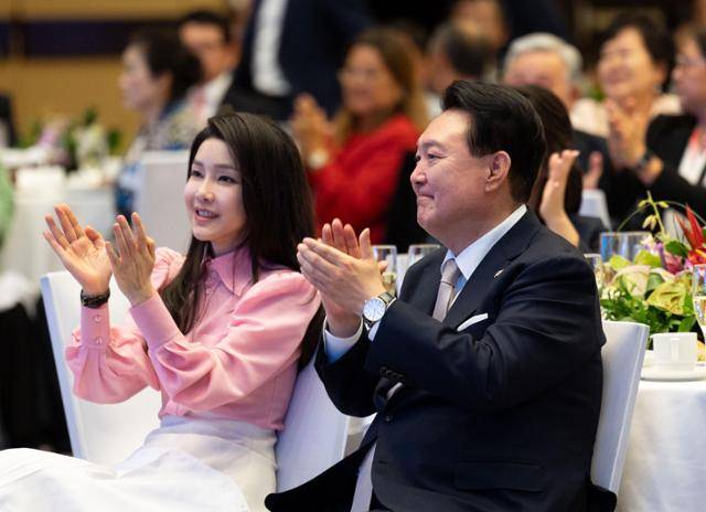 윤석열 전 대통령과 김건희 여사가 지난해 7월 8일 미국 하와이 방문 일정 중 쉐라톤 와이키키호텔에서 열린 동포 만찬 간담회에서 하와이 심포니 오케스트라 현악 사중주 문화공연를 보며 박수 치고 있다. 호놀룰루=왕태석 선임기자