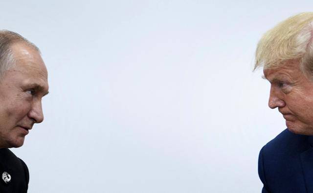 도널드 트럼프(오른쪽) 미국 대통령과 블라디미르 푸틴 러시아 대통령이 2019년 6월 28일 주요 20개국(G20) 정상회의가 열린 일본 오사카에서 회담에 참석해 마주보고 있다. AFP 연합뉴스