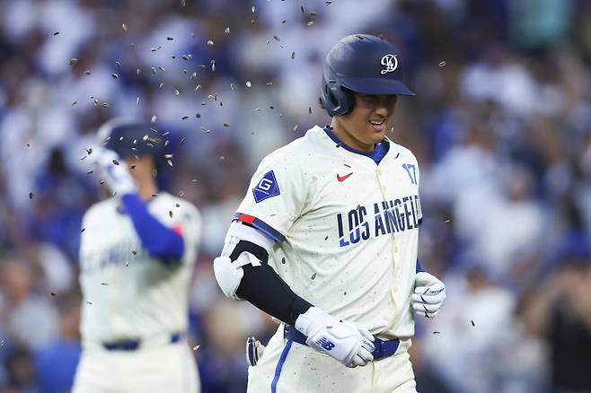 <yonhap photo-2183="">10일(한국시간) 토론토와의 홈 경기에서 시즌 40홈런 고지를 밟은 오타니 쇼헤이. [AP=연합뉴스]</yonhap>
