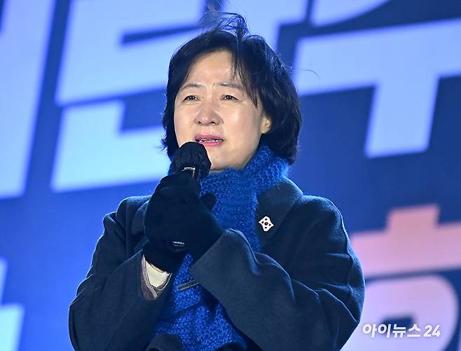 추미애 더불어민주당 의원이 2024년 12월 13일 오후 서울 영등포구 산업은행 본점 앞에서 열린 '내란수괴 윤석열 즉각 탄핵! 즉각 체포! 탄핵촛불문화제' 에서 발언하고 있다. [사진=곽영래 기자]