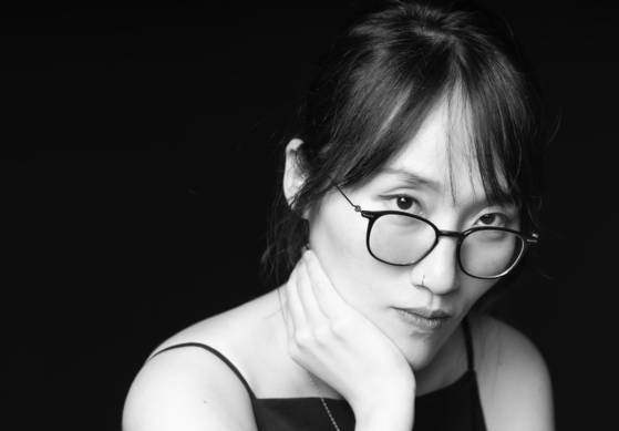 ‘사과와 링고’에는 사라와 대화하는 환상 속 존재 ‘마크’가 등장한다. 그의 소설에서 자주 등장하는 메타포다. “사라도 어떤 의미에선 고립된 인물이다. 그렇기 때문에 이런 환상을 만들어서 대화를 나누는 모습이 자연스럽게 그려졌다.” 권혁재 사진전문기자