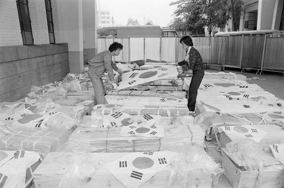 8일 서울 종로구 대한민국역사박물관에서 광복 80주년 기념 특별전 '태극기, 함께해 온 나날들'이 개막했다. 전시에서 5.18 민주화운동 당시 태극기로 관을 덮는 두 남자의 사진을 만날 수 있다. 사진 대한민국역사박물관