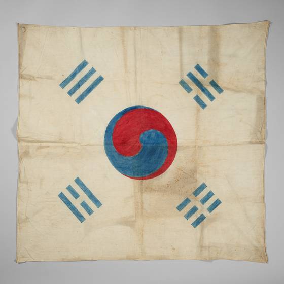 대한민국역사박물관은 서울 종로구 소재 박물관 3층 전시실에서 광복 80주년 기념 특별전 '태극기, 함께해 온 나날들'을 연다고 8일 밝혔다. 사진은 1900년 파리 만국박람회에 출품된 것으로 추정하는 태극기. 사진 프랑스 국립기메동양박물관