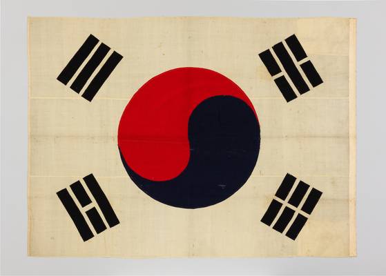 8일 서울 종로구 대한민국역사박물관에서 광복 80주년 기념 특별전 '태극기, 함께해 온 나날들'이 개막했다. 전시에 나온 광제호 태극기. 사진 대한민국역사박물관