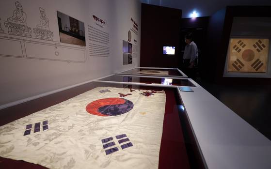 8일 서울 종로구 대한민국역사박물관에서 80주년 기념 특별전 '태극기, 함께해 온 나날들'이 개막했다. 전시장에 '백양사 태극기'가 펼쳐져 있다. 뉴스1