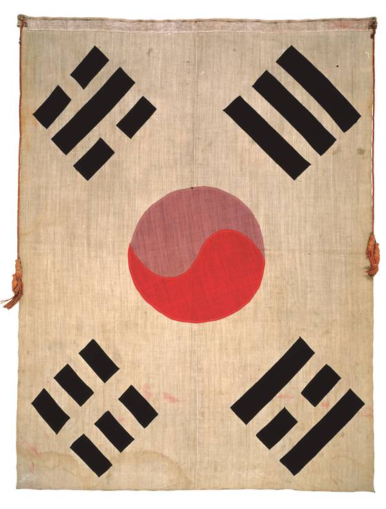 8일 서울 종로구 대한민국역사박물관에서 광복 80주년 기념 특별전 '태극기, 함께해 온 나날들'이 개막했다. 전시에 나온 대한민국임시의정원 태극기. 사진 대한민국역사박물관