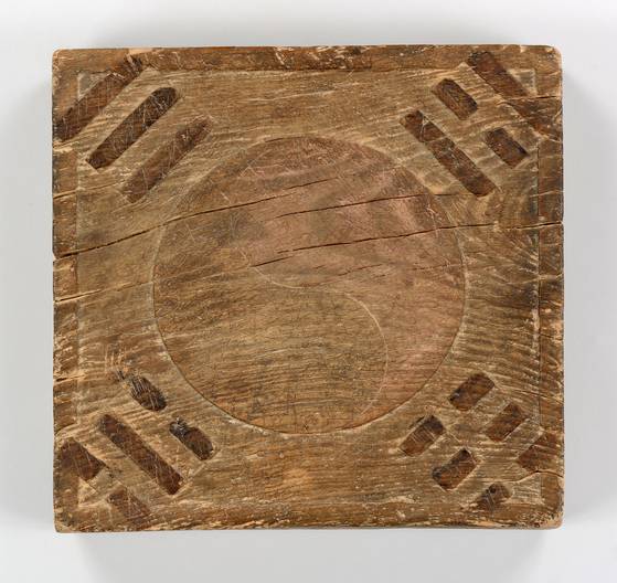 8일 서울 종로구 대한민국역사박물관에서 광복 80주년 기념 특별전 '태극기, 함께해 온 나날들'이 개막했다. 전시에 나온 1919년 3.1운동 당시 태극기 목판. 사진 대한민국역사박물관