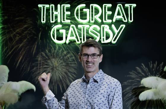 뮤지컬 '위대한 개츠비' 작곡가 제이슨 하울랜드가 서울 역삼동 GS아트센터에서 중앙일보와 인터뷰하고 있다. 그는 "1920년대 화려한 파티를 연상시키는 웅장한 음악과 함께 감정선이 풍부한 넘버가 조화를 이룰수 있도록 했다"라고 설명했다. 권혁재 사진전문기자