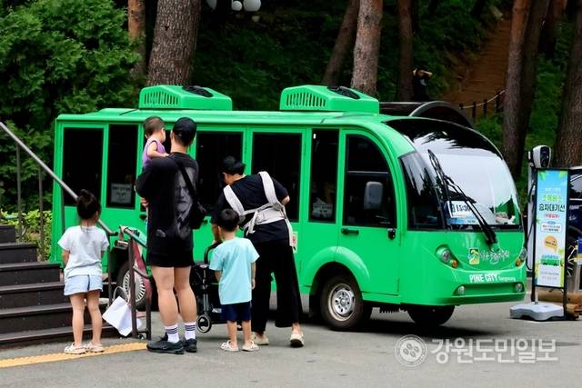 ▲ 지난 9일 강릉솔향수목원을 찾은 가족 단위 피서객들이 열대식물원으로 향하는 초록버스 탑승 준비를 하고 있다. 황선우 기자