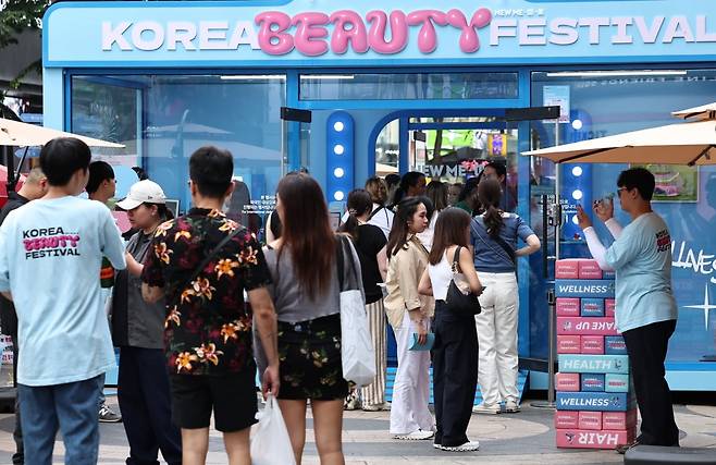 서울 중구 명동을 찾은 외국인 관광객들이 '코리아 뷰티 페스티벌' 부스를 둘러보고 있다. /사진=뉴스1