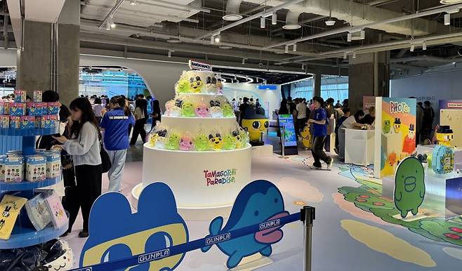 서울 용산구에 위치한 아이파크몰에서 열린 다마고치 팝업스토어에서 고객들이 제품을 구경하고 있다./사진=아이파크몰 제공