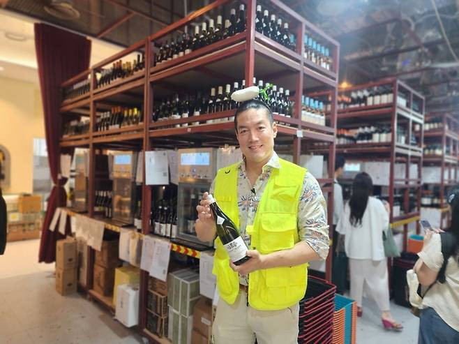 와인킹이 무가 올려진 헤어밴드를 하고 '와인무' 방문객들을 맞이하고 있다.