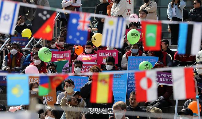 2023년 3월 19일 세계 인종차별 철폐의 날 기념대회가 열린 서울역광장에서 외국인 집회 참가자들이 이주민의 평등과 자유, 안전 보장을 촉구하고 있다. 김창길 기자