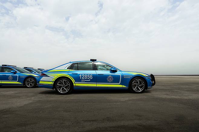 제네시스의 플래그십 세단 ‘G90’이 지난달 쿠웨이트 내무부 공식 행사 및 의전 차량으로 선정됐다. 제네시스는 이번 선정을 계기로 중동 시장에서 프리미엄 브랜드로서의 입지를 한층 더 강화해 나갈 수 있게 됐다고 밝혔다. 현대차그룹 제공