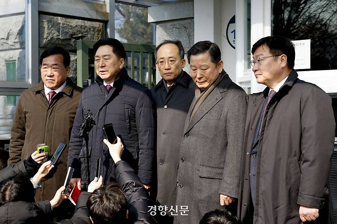 김기현·추경호·이철규·박성민 등 국민의힘 의원들이 2월10일 경기 의왕시 서울구치소에서 윤석열 전 대통령 접견을 마치고 취재진 질문에 답하고 있다. 문재원 기자