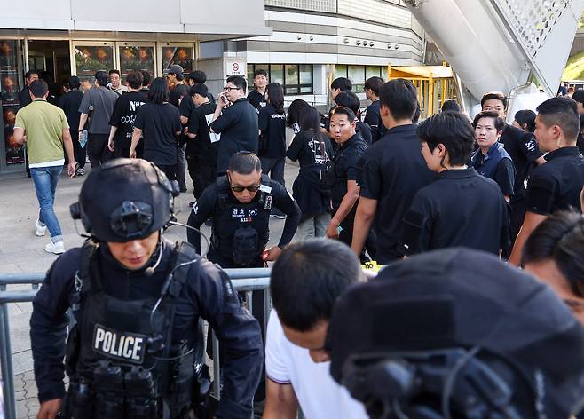 10일 서울 올림픽공원 KSPO돔(올림픽체조경기장)에서 폭발물 설치 신고가 접수돼 특공대가 수색을 마친 가운데 공연 관계자들이 재입장하고 있다.  연합뉴스