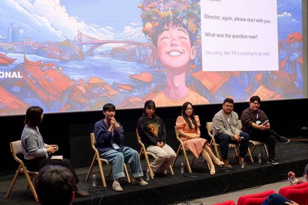 지난해 부산 해운대구 영화의전당에서 열린 ‘제1회 부산국제AI영화제’에서 참석자들이 관객과 대화를 하고 있다. 부산에서 처음 열린 AI영화제로, 관련 영화 22편 상영과 워크숍 등을 진행했다.  영화의전당 제공