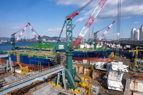 부산 영도구 HJ중공업 조선소 상선 작업구역 도크 전경.  국제신문DB