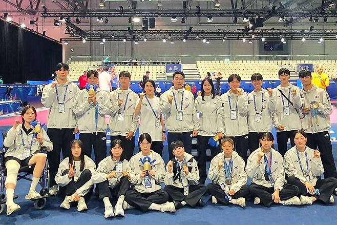 고신대학교 태권도학과 이정기 교수(둘째 줄 가운데) 국가대표 감독과 대회 참가 선수 및 메달리스트들이 단체로 기념 촬영을 하고 있다. /사진=고신대 제공