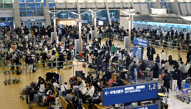 여행객들로 붐비는 인천공항 출국장 모습. 경기일보 DB