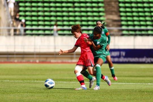 여자 U-19 대표팀 이하은(왼쪽)이 방글라데시전에서 상대 선수와 경합하고 있다. 사진[연합뉴스]