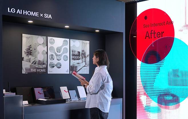 LG전자가 서울 동대문구 경동시장에 위치한 ‘금성전파사 새로고침센터’를 ‘공감지능 AI’ 경험공간으로 새롭게 단장했다. <사진=LG전자>