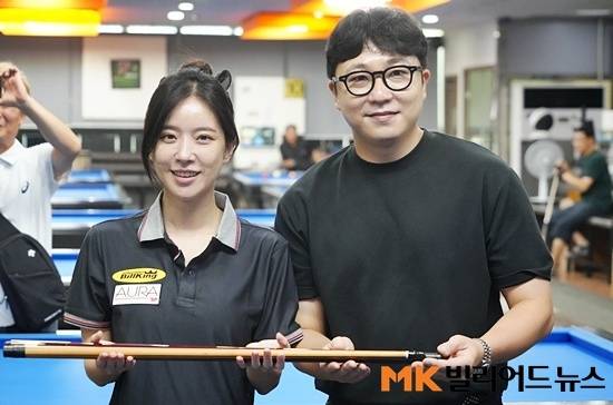 빌킹코리아 서용국 본부장(오른쪽)이 트로트가수 송민경에게 당구큐 ‘와인맘바’를 전달하고 있다.