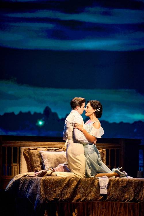 재회 후 사랑을 다시 확인하는 개츠비(맷 도일)와 데이지(센젤 아마디).  오디컴퍼니