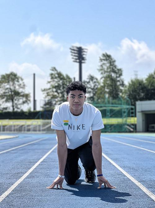 한국 육상 단거리 간판으로 떠오른 나마디 조엘 진이 스타트 포즈를 취하고 있다.