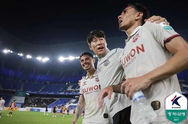 수원 FC 김은중 감독(사진 가운데)이 외국인 선수들을 격려하고 있다. 사진=한국프로축구연맹