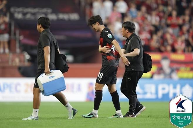 상대의 거친 반칙에 두 차례나 큰 고통을 호소했던 기성용. 사진=한국프로축구연맹