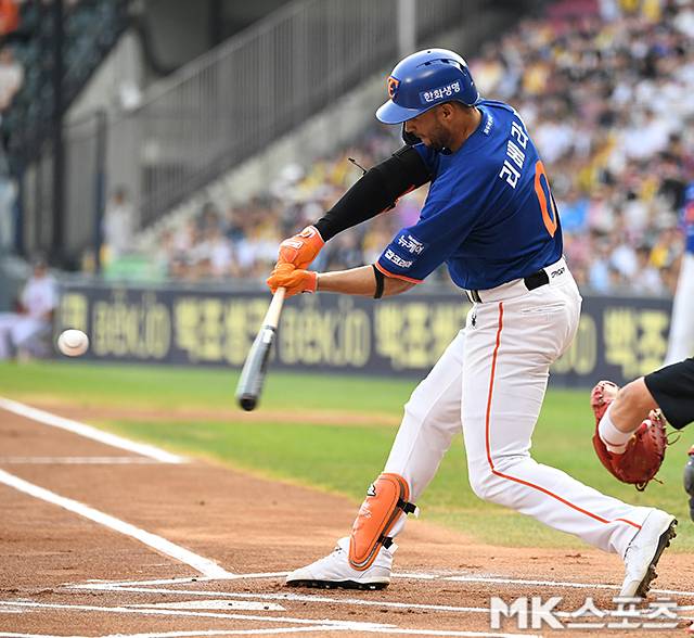 8일 오후 서울 잠실야구장에서 ‘2025 KBO리그’ 한화 이글스와 LG 트윈스의 경기가 열린다. 1회초 1사에서 한화 리베라토가 안타를 치고 있다. 사진(잠실 서울)=천정환 기자