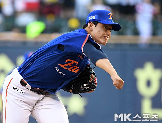 10일 오후 서울 잠실야구장에서 ‘2025 KBO리그’ 한화 이글스와 LG 트윈스의 경기가 열렸다. 한화 선발 문동주가 역투하고 있다. 사진(잠실 서울)=천정환 기자