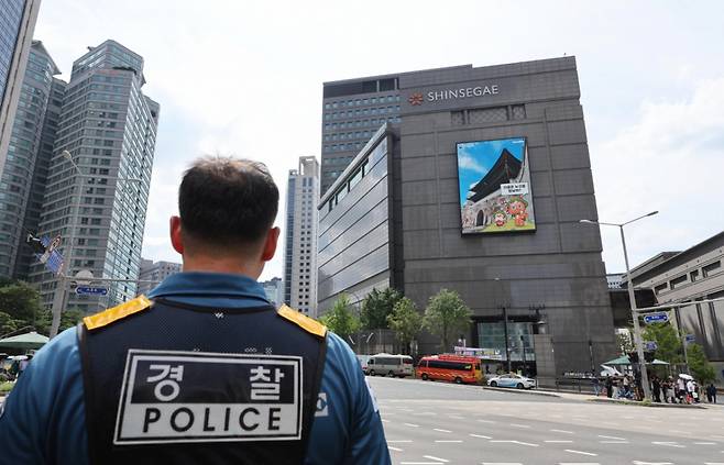지난 5일 오후 서울 중구 신세계백화점 본점에 폭발물을 설치했다는 신고가 접수돼 경찰이 주변을 통제하고 있다. /사진=뉴시스.