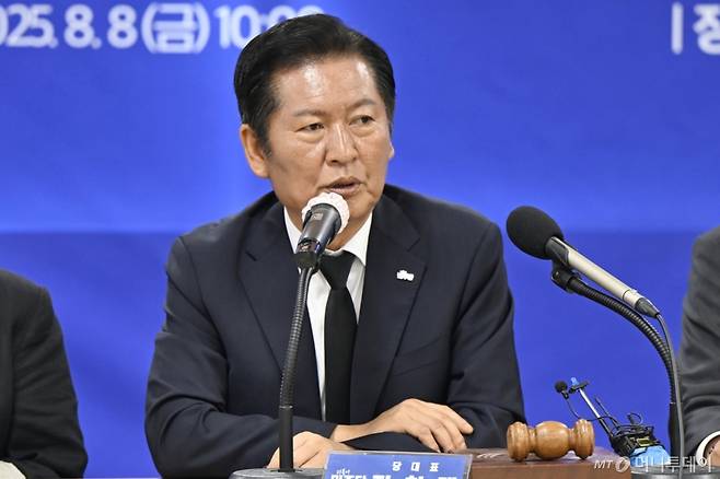 [무안=뉴시스] 박기웅 기자 = 정청래 더불어민주당 대표가 8일 오전 전남 무안군 민주당 전남도당 대회의실에서 열린 제145차 전남 현장 최고위원회의에 참석해 발언을 하고 있다. 2025.08.08. pboxer@newsis.com /사진=